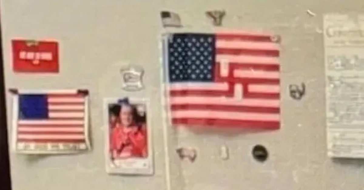 Xôn xao hình ảnh Văn phòng nghị sĩ Cộng hòa treo cờ Mỹ có hình chữ vạn của Đức Quốc xã