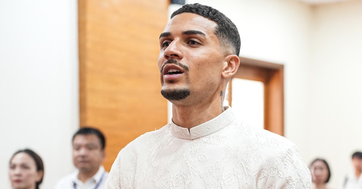 Đỗ Hoàng Hên mặc áo dài tuyên thệ nhận quốc tịch Việt Nam