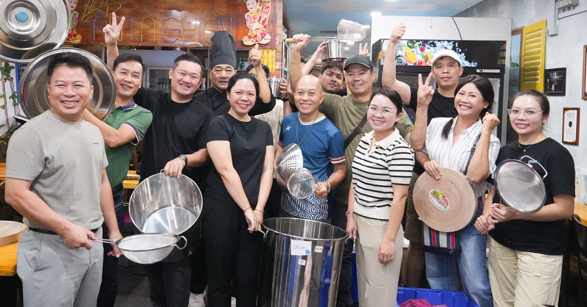 Đến Vietnam Phở Festival ăn phở Thìn, phở Khỏe và xem bà bán phở rang thảo mộc thơm lừng