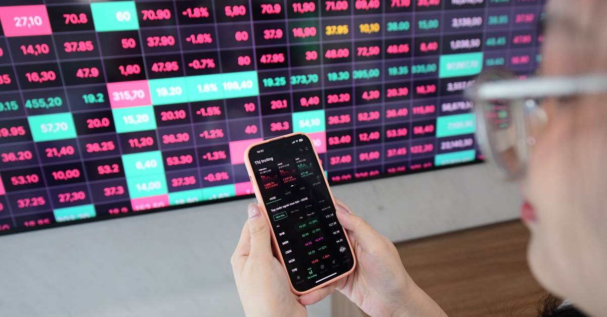 Chứng khoán Việt: Dòng tiền giao dịch sôi động bậc nhất, rủi ro cũng hàng đầu khu vực