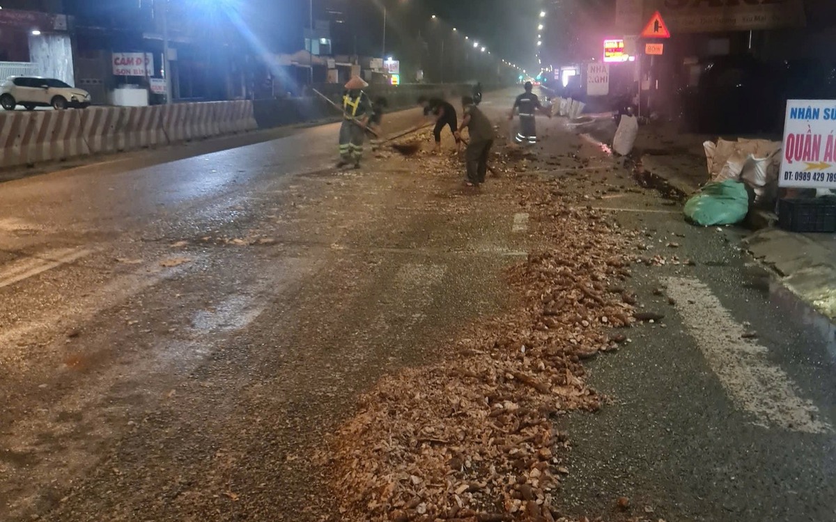 Đã tìm được tài xế đổ 3 tấn củ mì mà không thu dọn, làm nhiều xe máy ngã