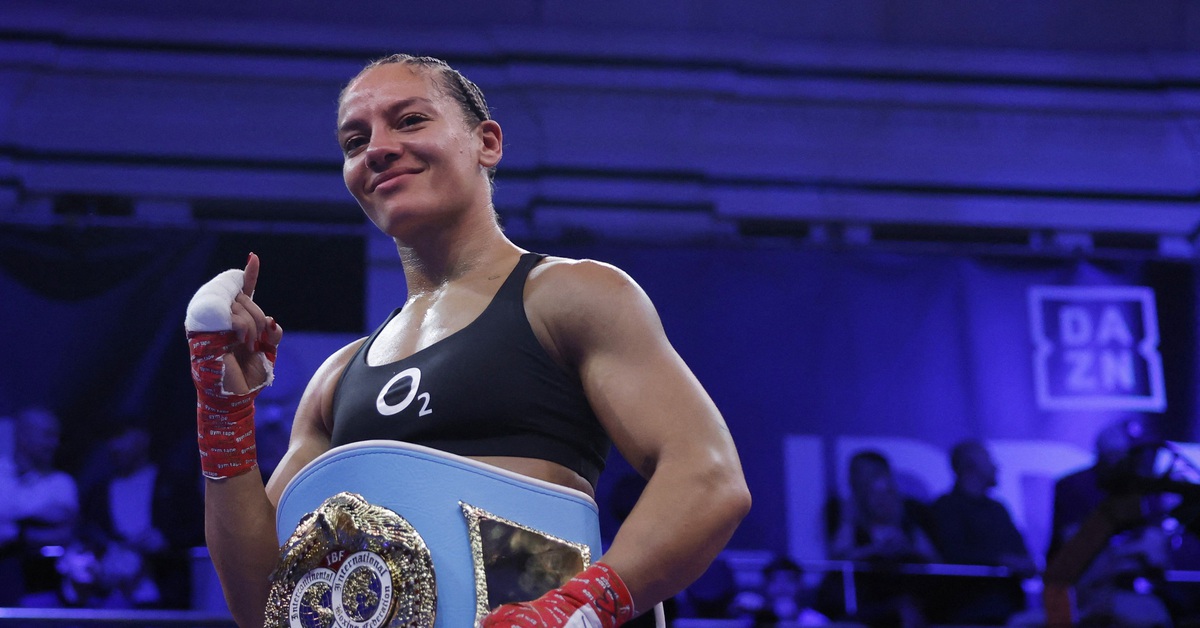 Nữ võ sĩ quyền anh dính chấn thương mắt kinh hoàng