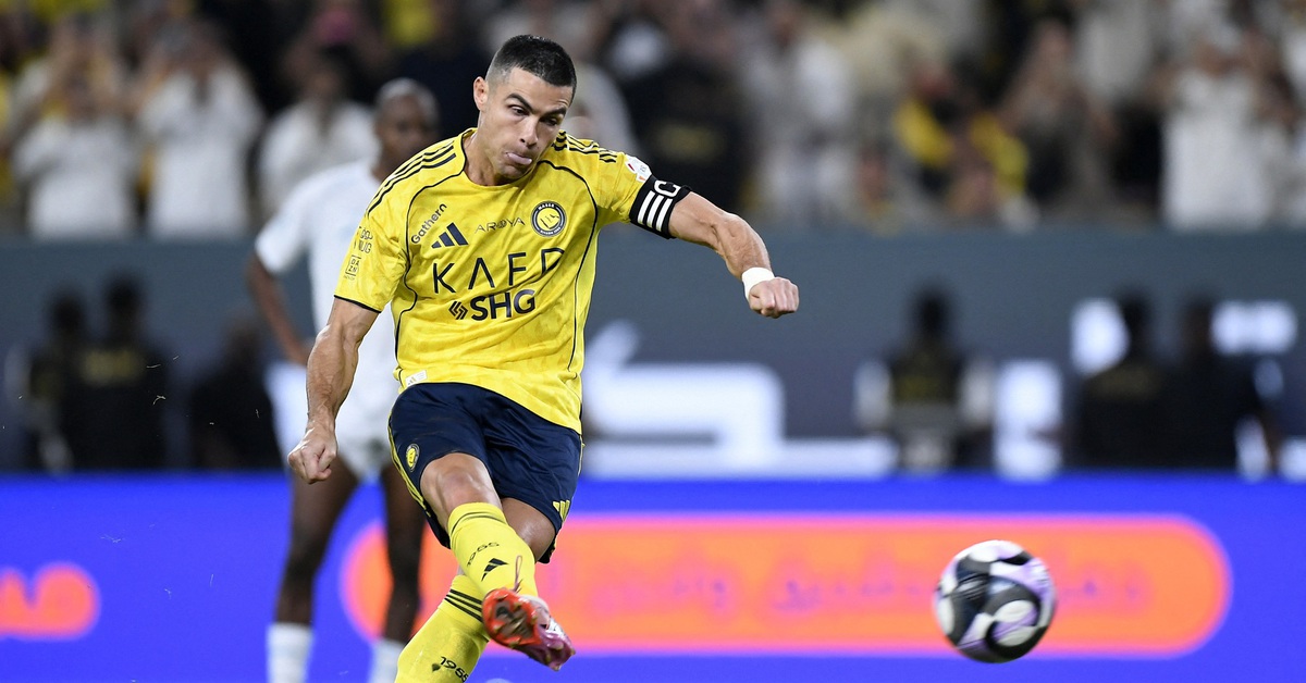 Ronaldo ghi 'siêu phẩm', chỉ vài phút sau khi đá hỏng quả phạt đền