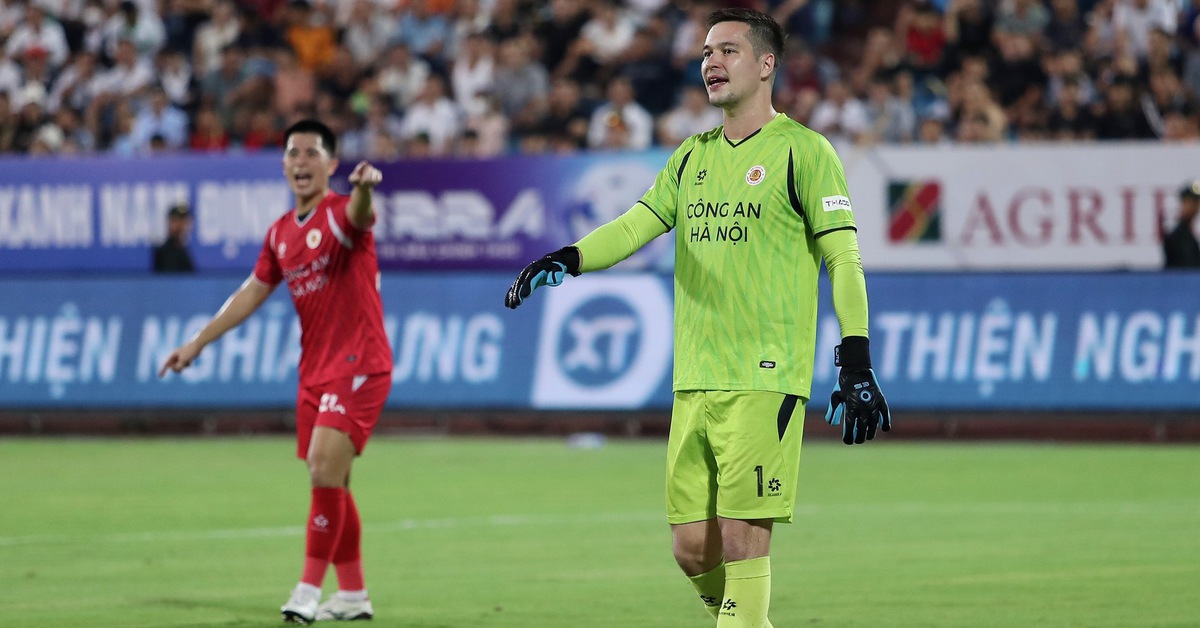 Video Nguyễn Filip bó tay trước siêu phẩm sút phạt của trung vệ 20 tuổi