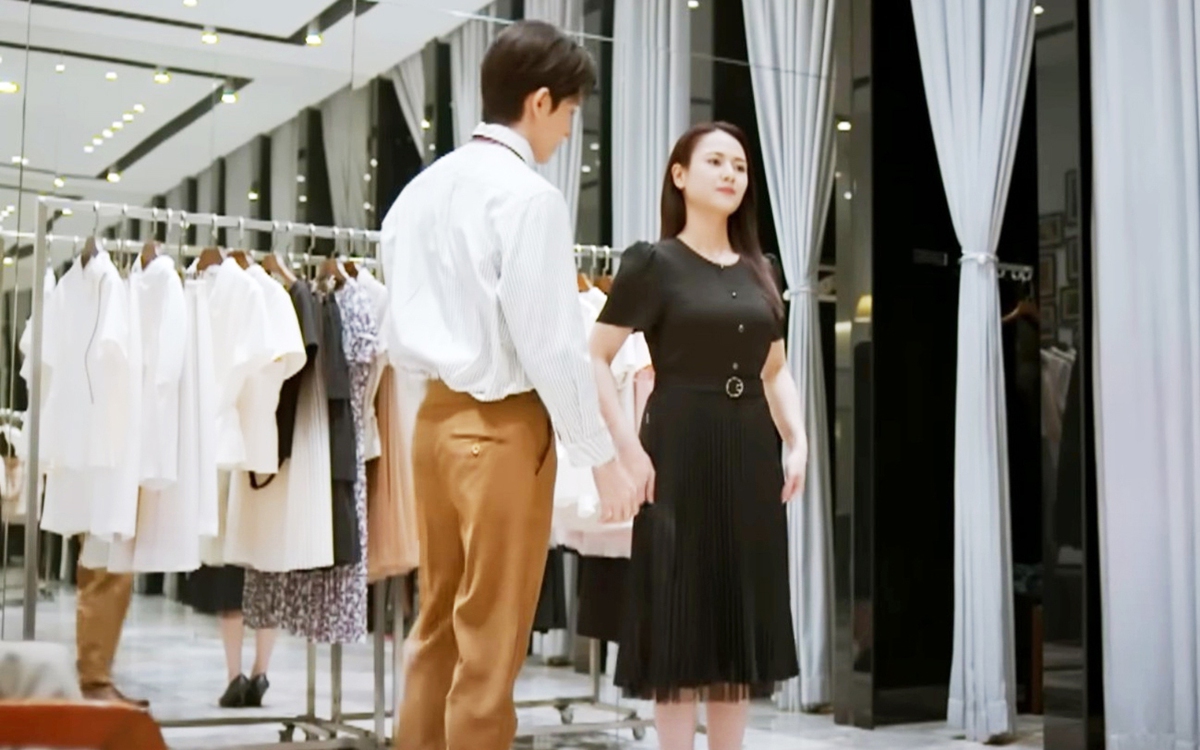 Khi quần áo quá 'phèn' của tổng tài Gió qua khoảng trời xanh làm dậy sóng mạng