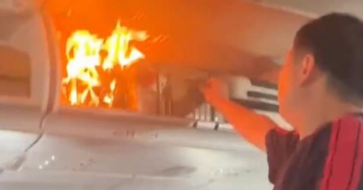 Máy bay Trung Quốc hạ cánh khẩn cấp khi đang bay giữa biển vì pin bốc cháy