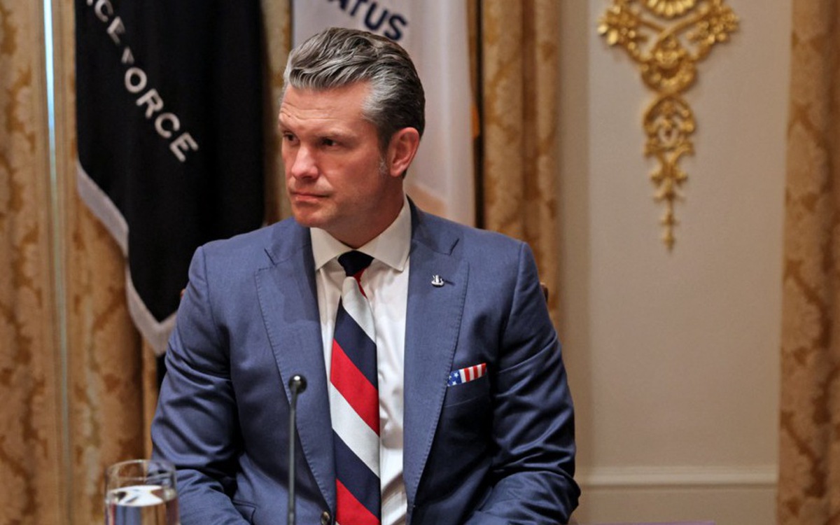 Bộ trưởng Chiến tranh Mỹ bị nghi đeo cà vạt màu cờ Nga, Phó tổng thống Vance bảo đó là cờ Mỹ