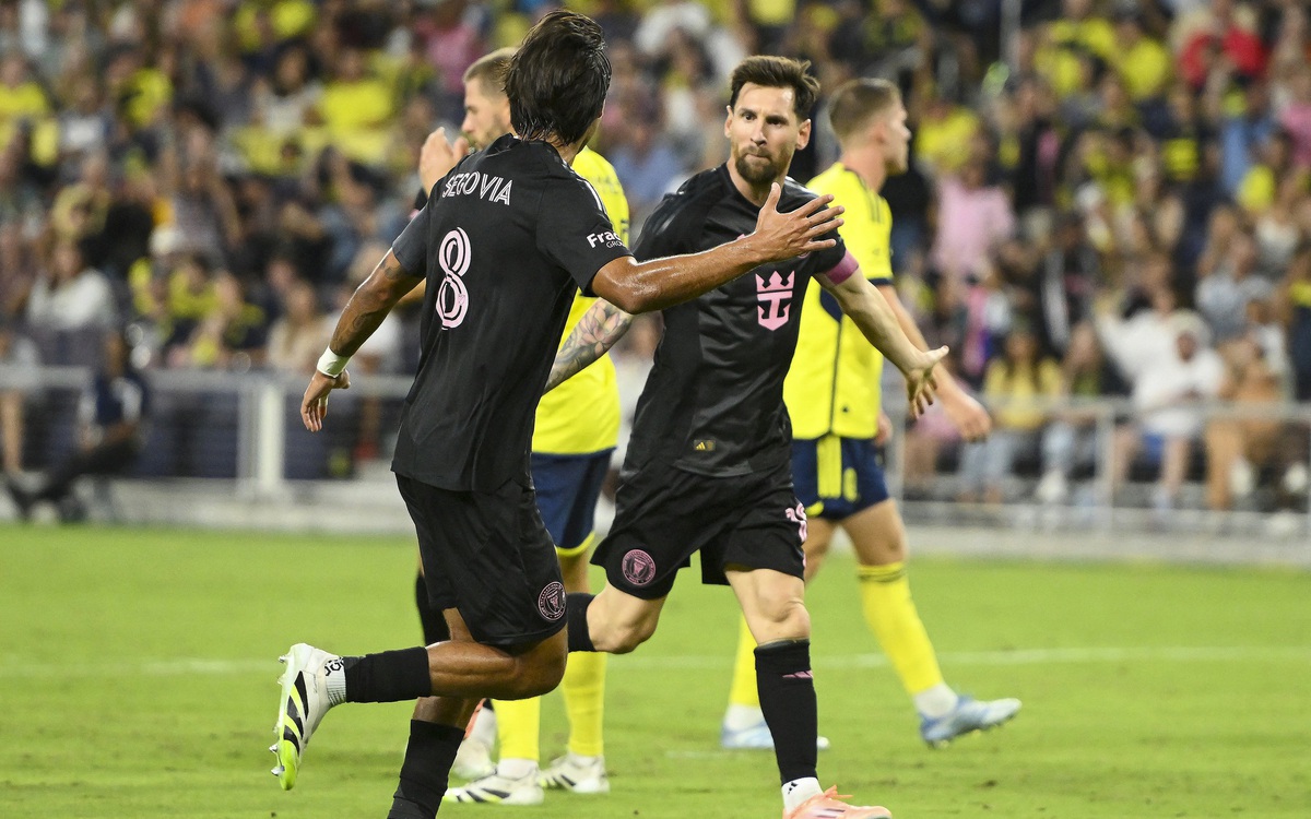 Messi lập hat-trick tưng bừng, sắp ẵm danh hiệu cao quý