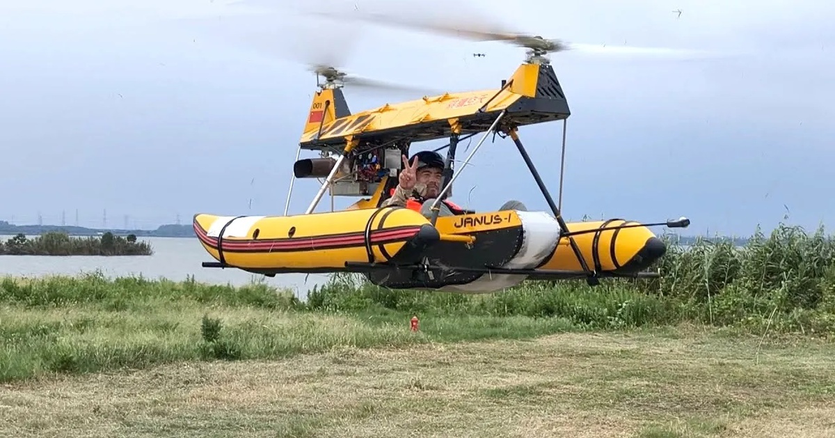 Máy bay có thể gấp gọn chỉ to cỡ va li, còn biến được thành xuồng trên mặt nước