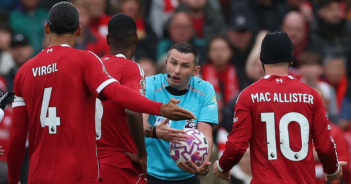 CĐV Liverpool chỉ trích trọng tài vì bàn thua trước Man United