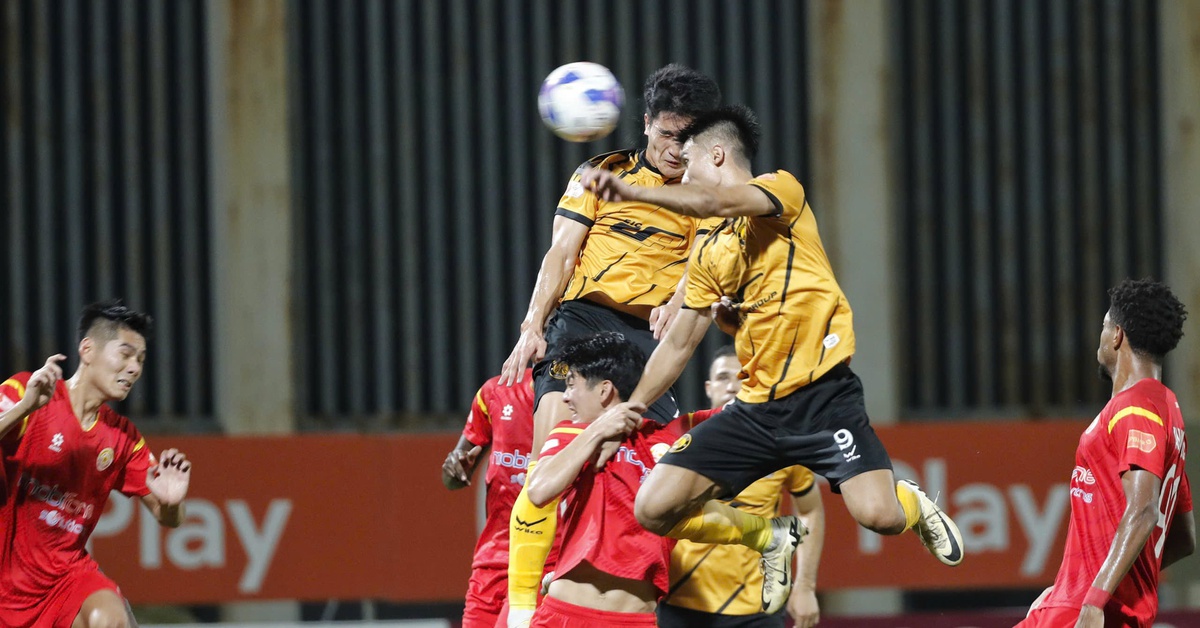 Video: Trung vệ Đông Á Thanh Hóa tung người móc bóng kinh điển