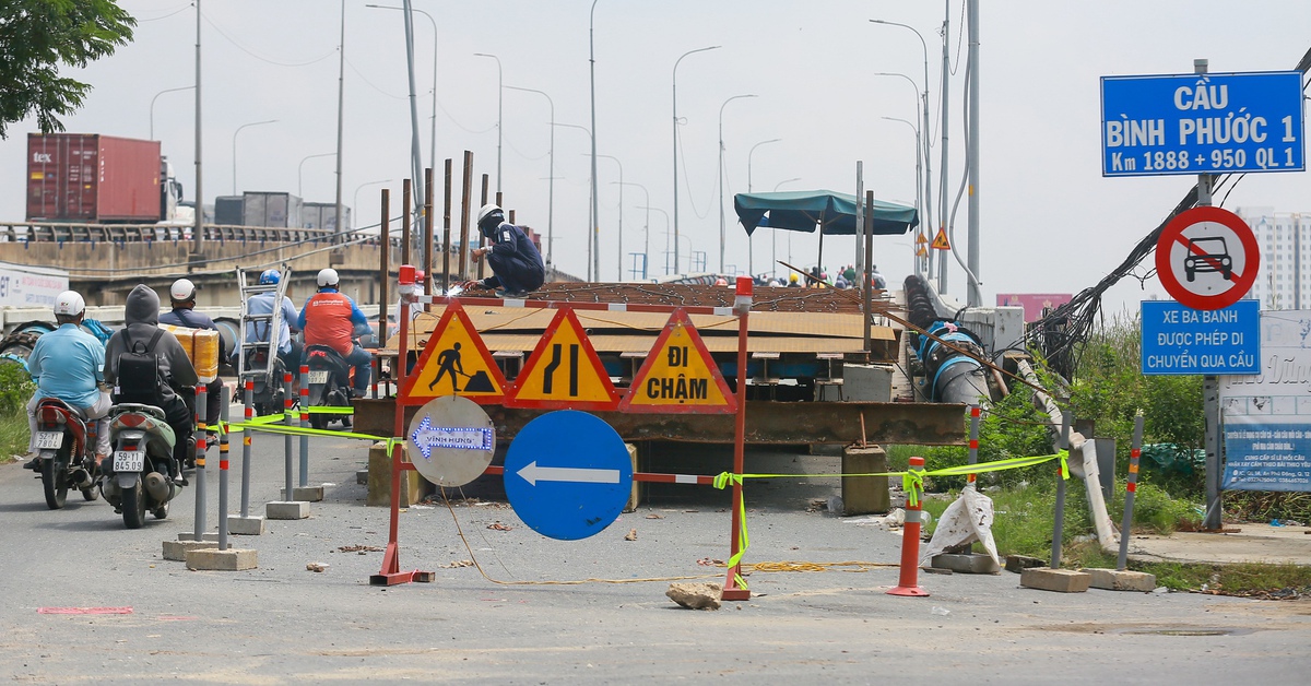 Cầu Bình Phước 1 dựng cầu sắt tạm để ‘thần đèn’ nâng lên 1,25m