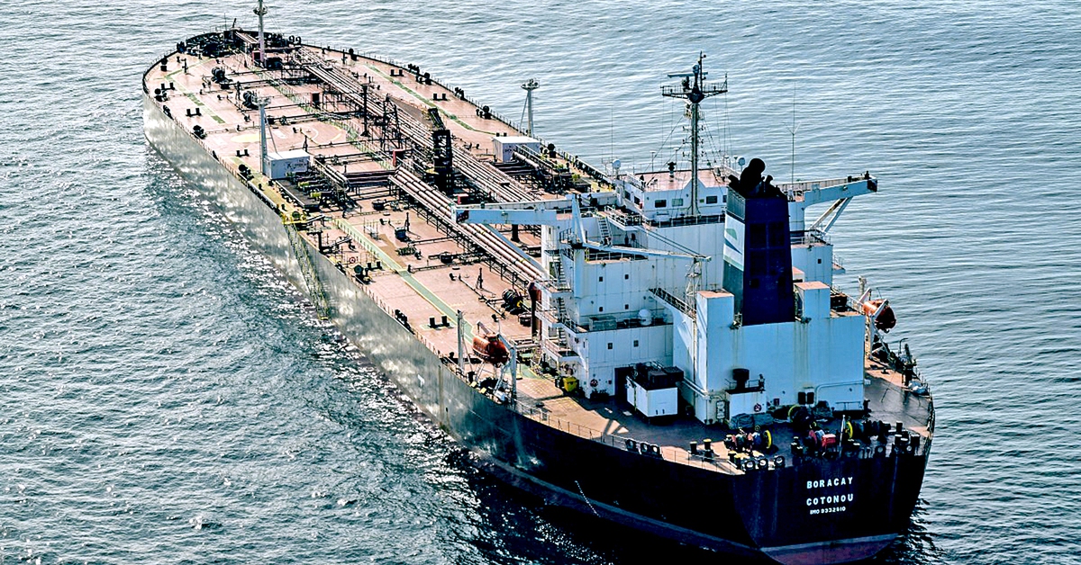 Binh sĩ Pháp tiến lên tàu chở dầu nghi thuộc 'đội tàu ma' của Nga