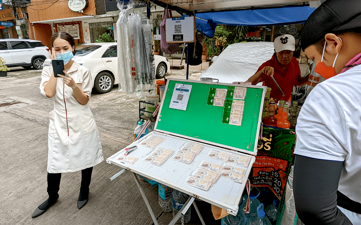 Sáng kiến lạ của Thái Lan: Đổi vé số 'trật' thành tiền dưỡng già