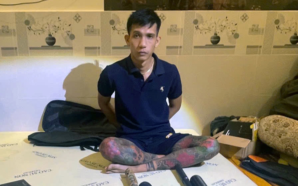 Sốc: Nhân viên quán massage giấu cả kho vũ khí dưới gầm giường