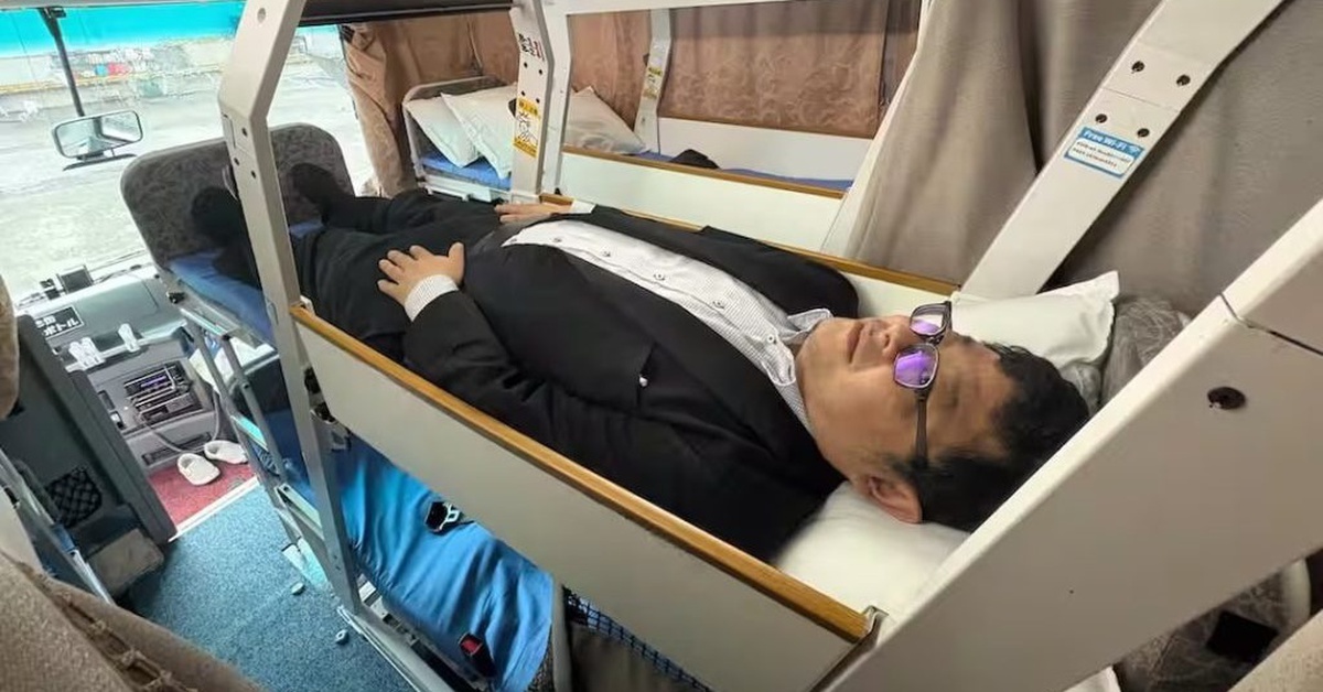 Xe giường nằm độc đáo: Có vách ngăn, khách phải thắt dây an toàn, chỉ có thể nằm khi xe đi