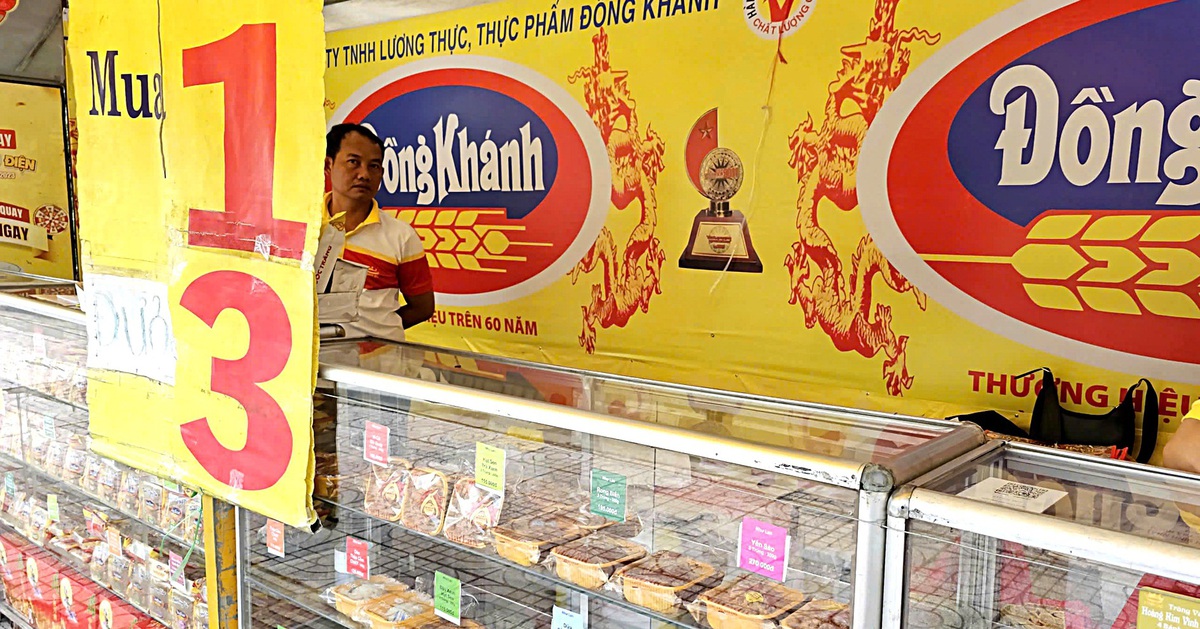 Bánh trung thu ế, sao vẫn bán?