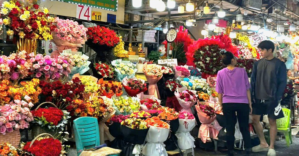 Lễ 20-10: Hoa hồng Trung Quốc lấn sân, kéo giá hoa trong nước giảm