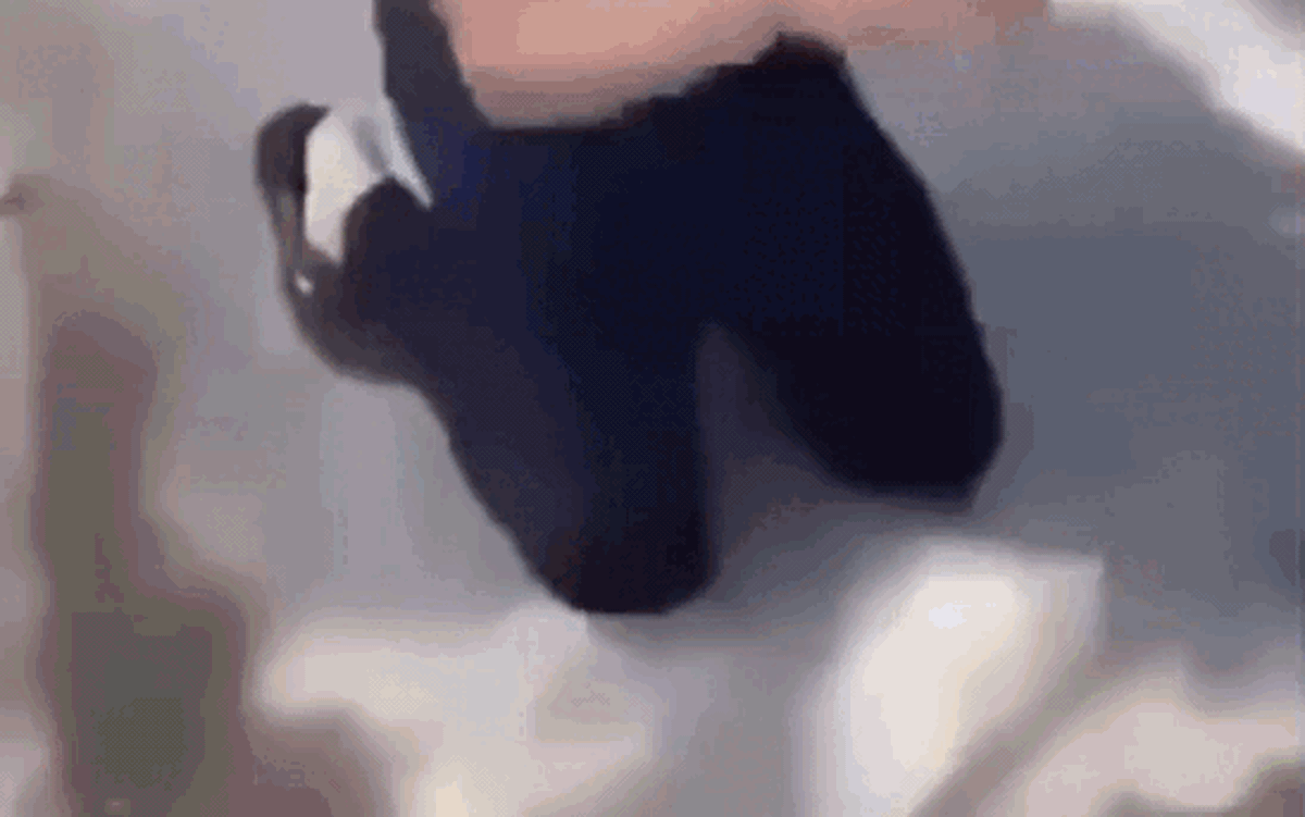 Khởi tố 2 thanh thiếu niên đánh, ép nam sinh quỳ gối, bò giữa đường, liếm biển xe máy