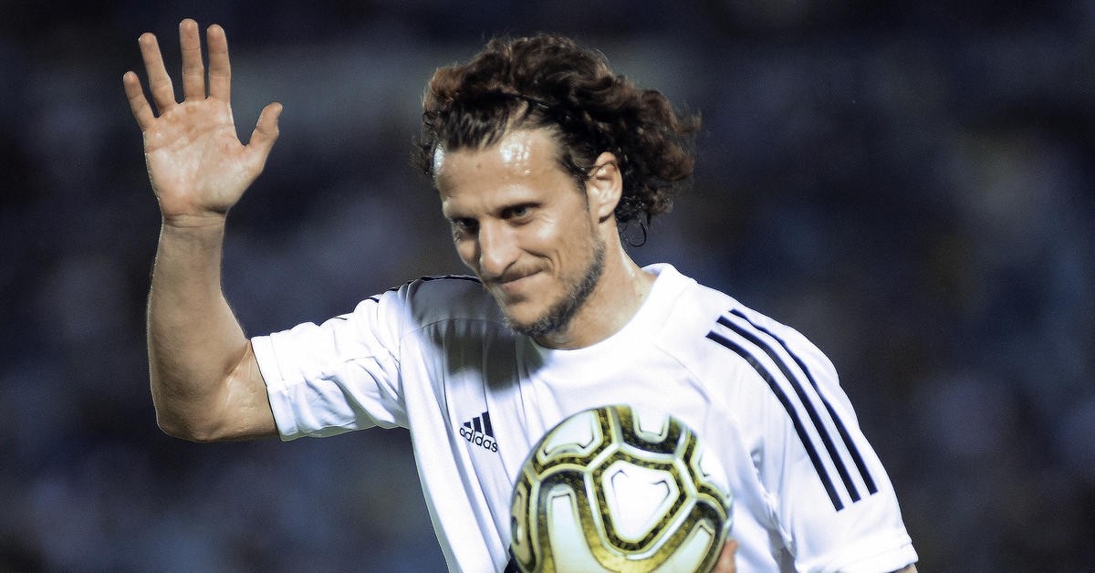 Cựu tiền đạo Diego Forlan gãy 3 xương sườn sau va chạm kinh hoàng