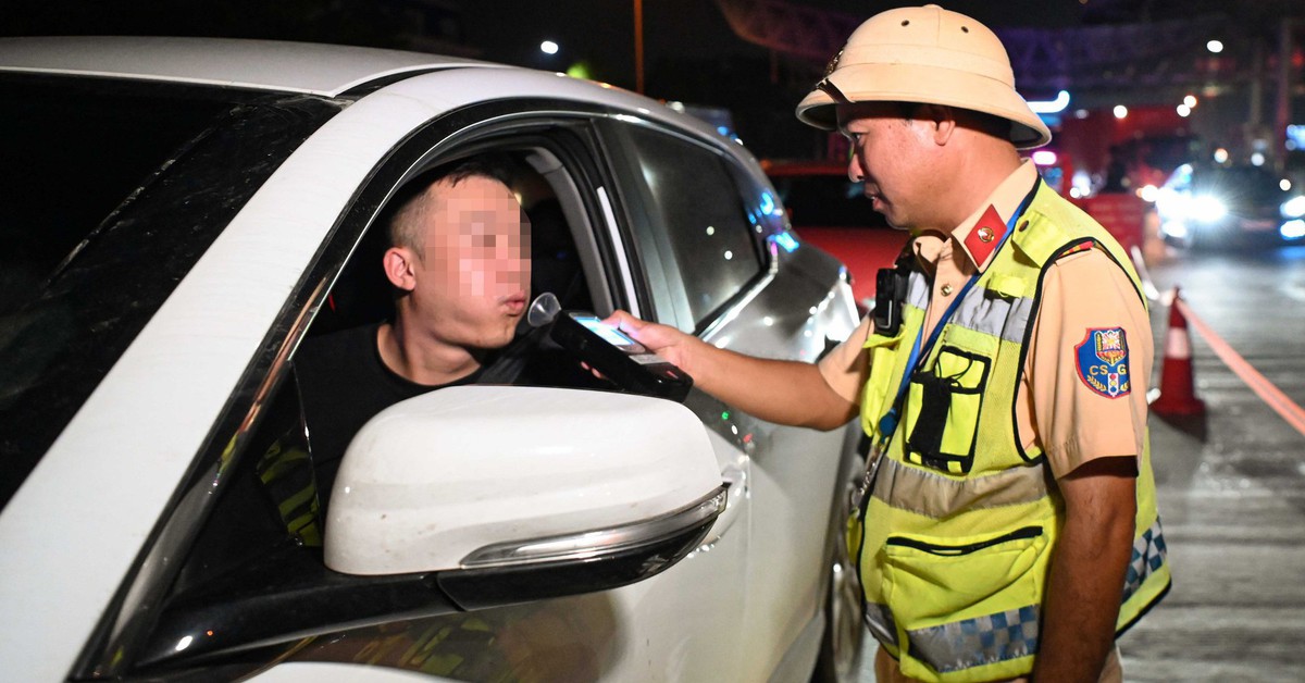 Tài xế ăn đồ lên men sẽ được cho nghỉ 5-10 phút, uống nước súc miệng, trước khi đo lại nồng độ cồn