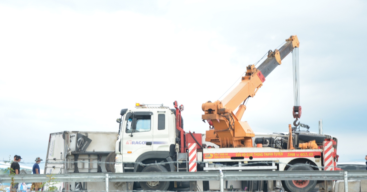 Xe tải lật chắn ngang cao tốc Vĩnh Hảo - Phan Thiết, nhiều tài xế cùng phụ dọn hàng hóa rơi vãi
