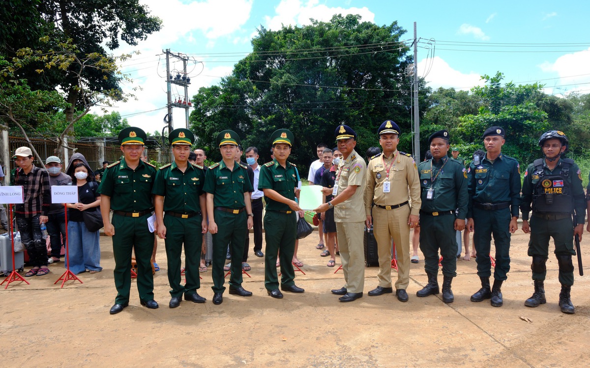 Tiếp nhận thêm nhiều người Việt ở Campuchia, 3 người khai bị bạn dụ bán qua biên giới