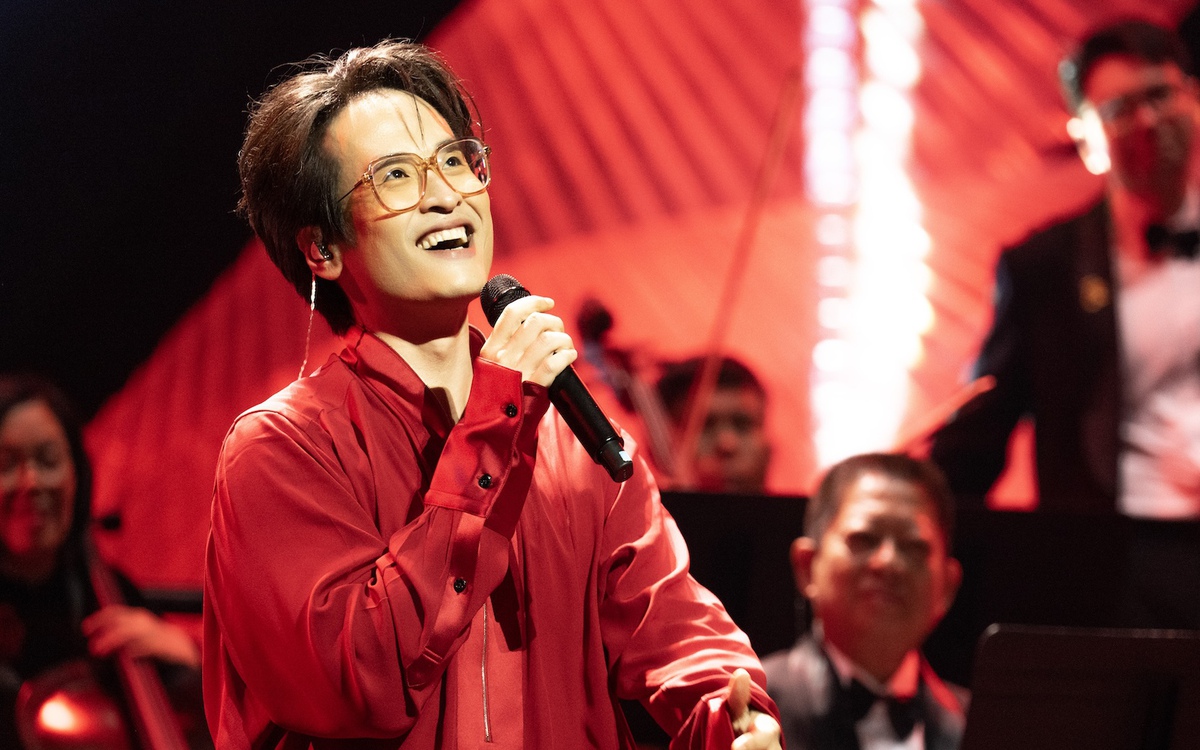 Hà Anh Tuấn hát nhạc Việt cho 3.400 khán giả ở Mỹ, quyên 100.000 USD cho trẻ mồ côi