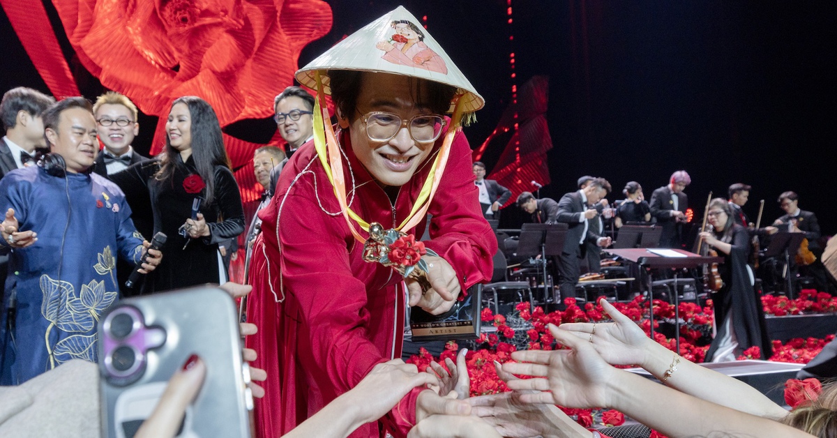 Lớp trưởng Hà Anh Tuấn ôm anh bạn cấp 3, hẹn cuối năm diễn ở Đà Lạt