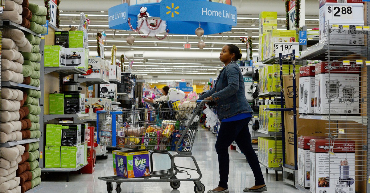 Thuế quan của ông Trump khiến giá cả leo thang, người Mỹ phải 'thắt lưng buộc bụng'