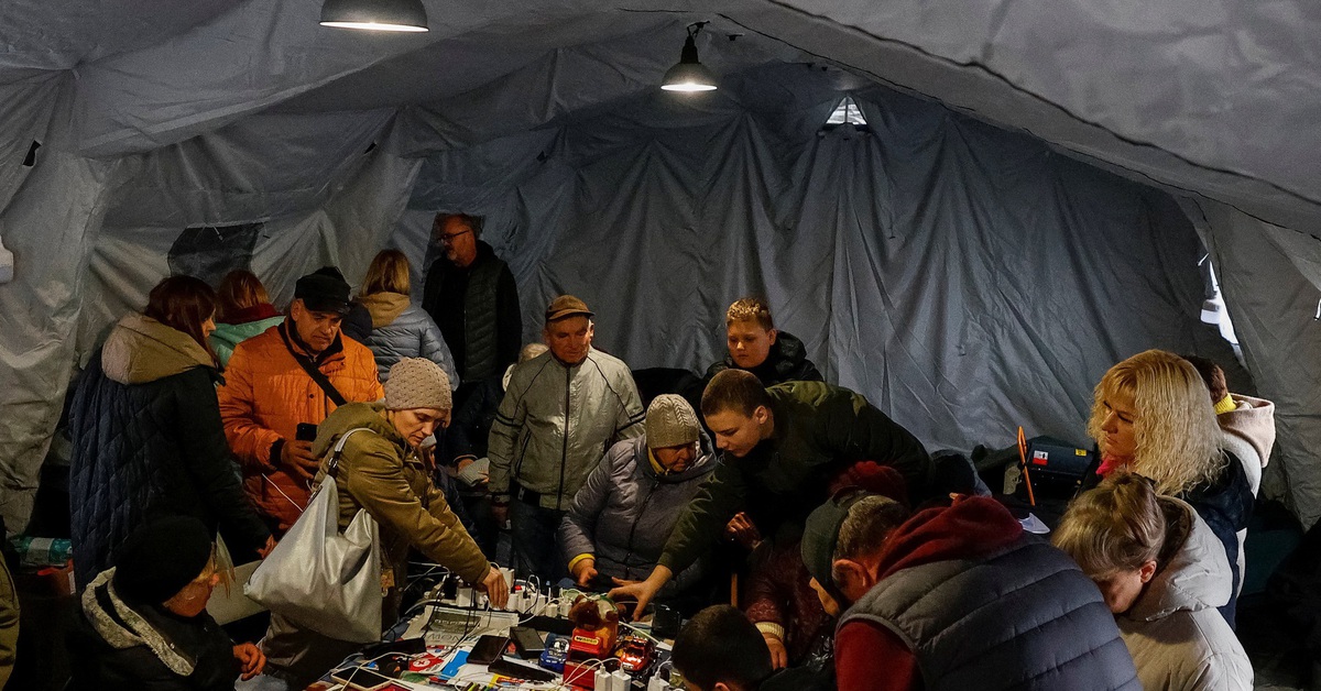 Nga không kích cơ sở năng lượng Ukraine, hàng trăm nghìn người mất điện giữa trời lạnh