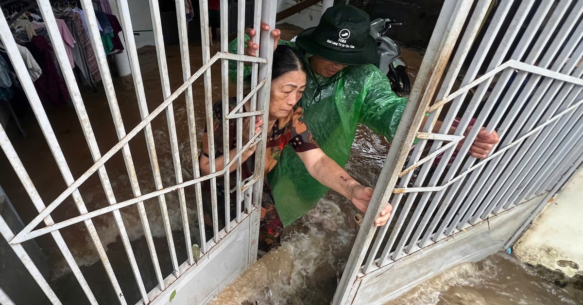 Phải xin kinh phí khắc phục ngập lụt sau khi... nâng cấp đường cao hơn nhà dân