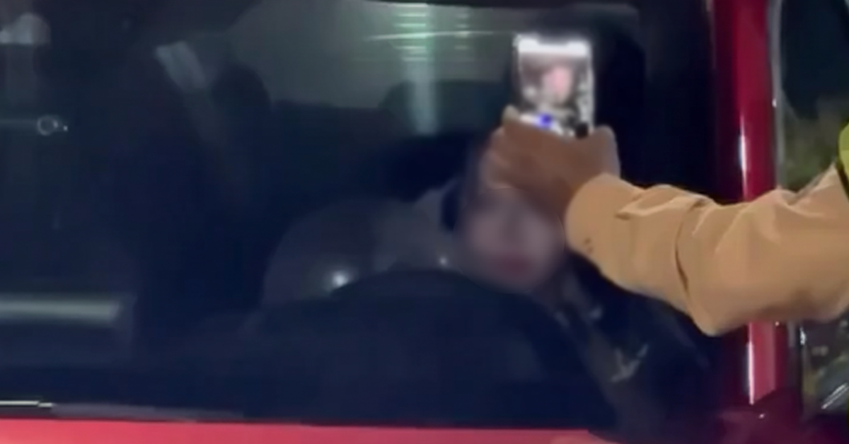 Nữ ca sĩ khóa cửa ô tô khi bị công an kiểm tra, ngồi trong xe hít bóng cười