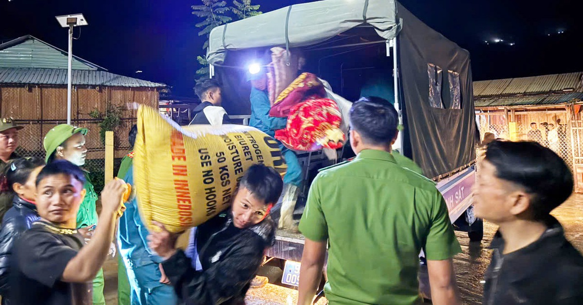 Công an, bộ đội kịp di dời hàng chục người dân nơi có nguy cơ sạt lở đến nơi an toàn trong đêm