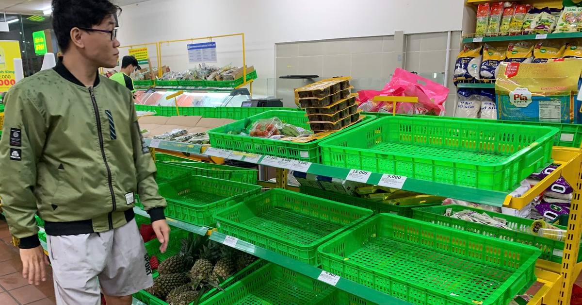 Đà Nẵng: Người dân đổ xô mua thực phẩm tích trữ trước bão, rau xanh 'cháy hàng'