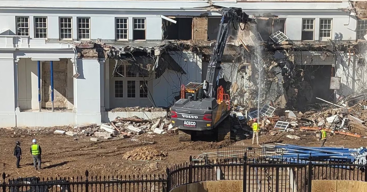 Ông Trump phá dỡ Cánh Đông Nhà Trắng, xây phòng khiêu vũ 250 triệu USD