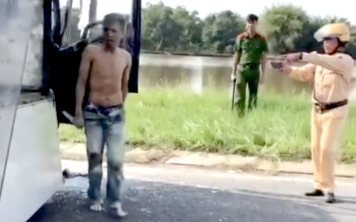 Tài xế ngáo đá chạy xe tải lạng lách trên đường ở Tây Ninh, cầm dao chống trả công an