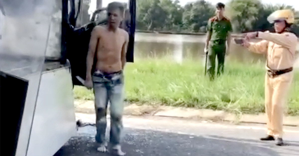 Tài xế ngáo đá chạy xe tải lạng lách trên đường ở Tây Ninh, cầm dao chống trả công an