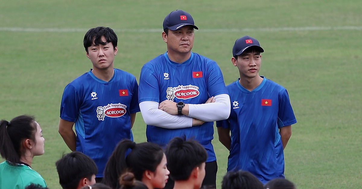 HLV Kim Sang Sik chi viện cho tuyển nữ Việt Nam