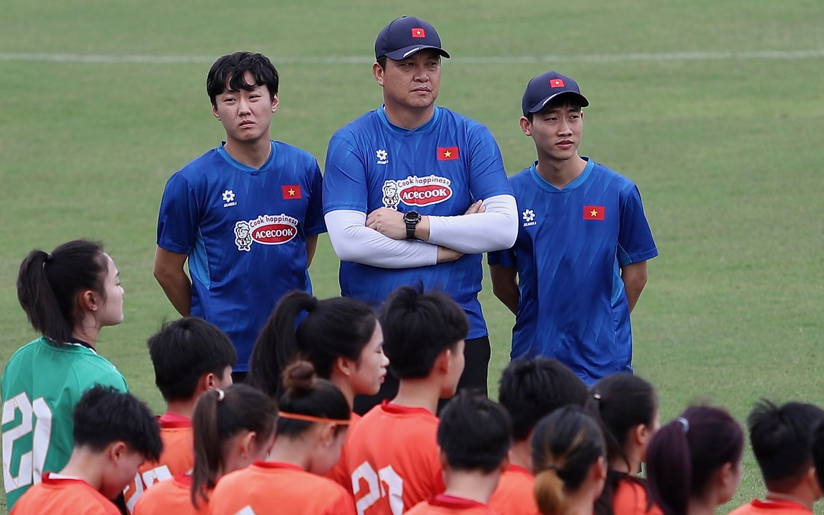 HLV Kim Sang Sik chi viện cho tuyển nữ Việt Nam