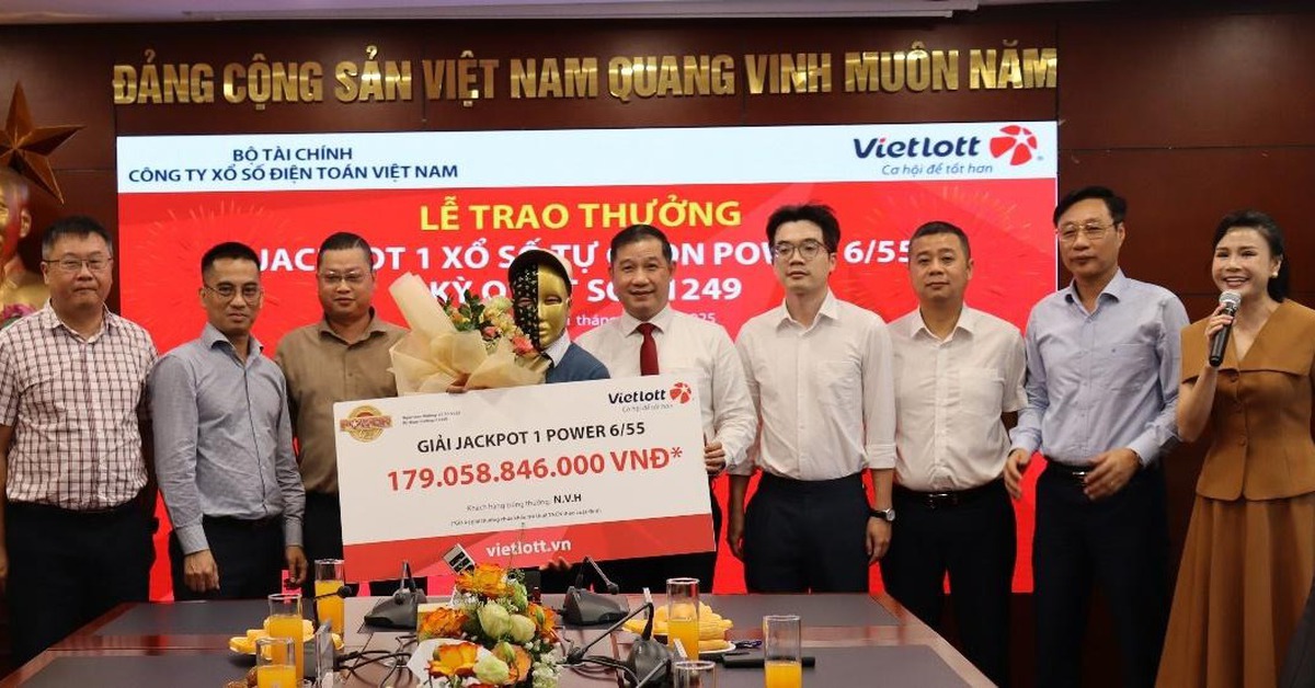 Thầy giáo ở Đà Nẵng trúng vé số độc đắc của Vietlott hơn 179 tỉ đồng