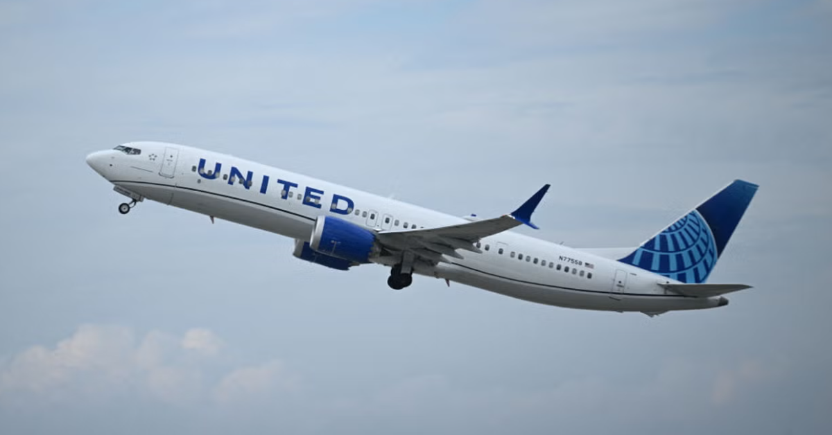 Máy bay Mỹ hạ cánh khẩn ở độ cao 11.000m, nghi va phải mảnh vỡ không gian