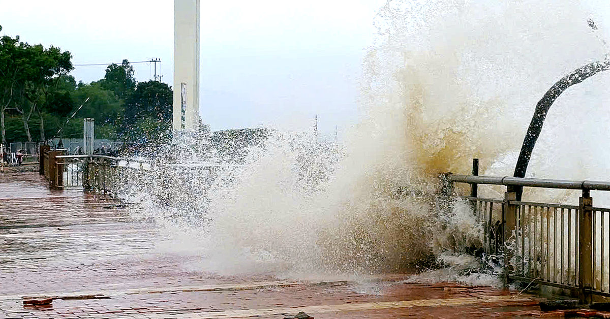 Sóng phủ vỉa hè bờ sông Hàn Đà Nẵng, bọt bắn tung trắng xóa