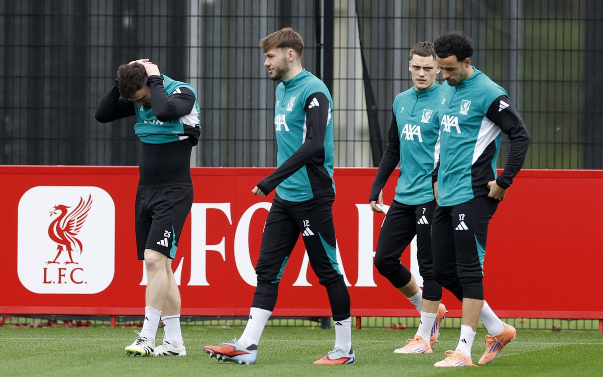 Liverpool hủy bỏ buổi họp báo vì sự cố trên chuyến bay