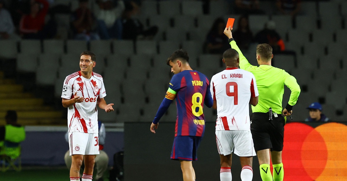 Quyết định gây tranh cãi của trọng tài trong trận Barca - Olympiakos