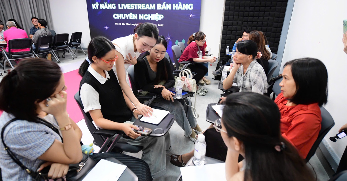 TP.HCM: Tiểu thương thực hành livestream, học 'bí kíp sinh tồn' bán hàng online chuyên nghiệp