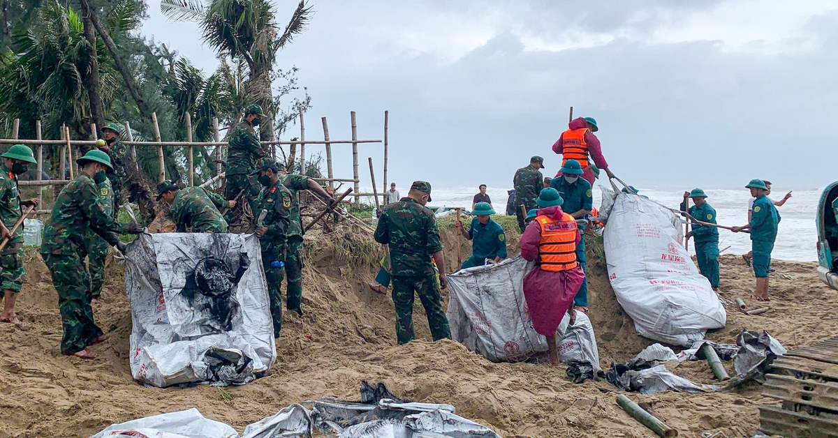 Bờ biển Hội An bị sóng lớn đe dọa, Đà Nẵng khẩn trương ngăn sạt lở khu du lịch