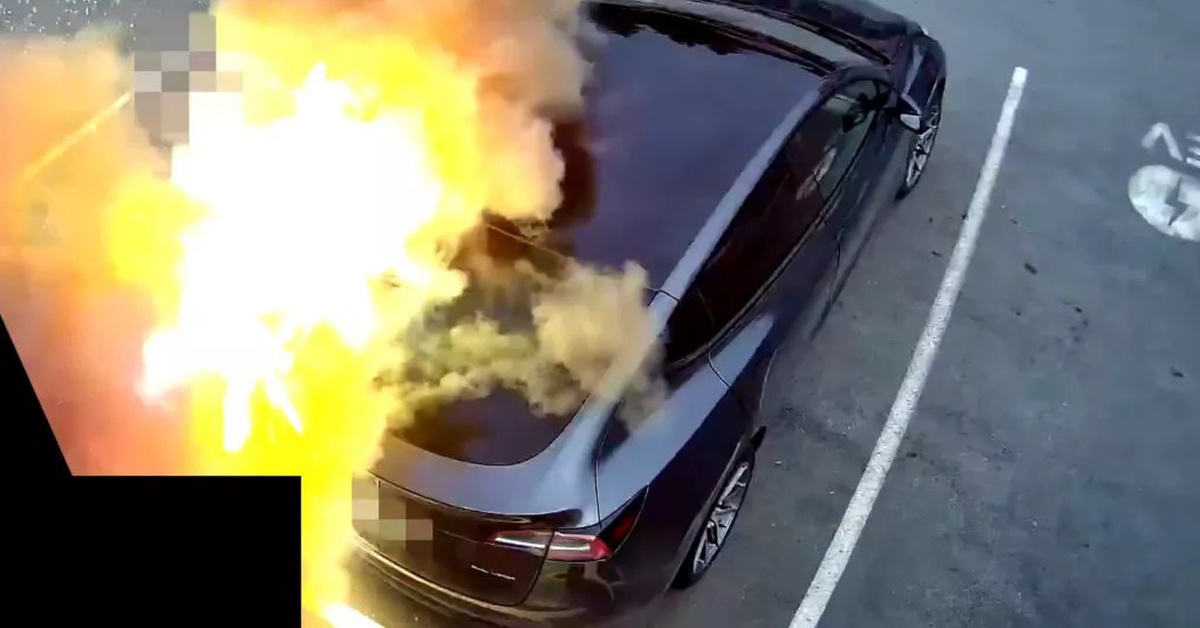 Bộ sạc xe Tesla phát nổ khi đang cắm phích, tài xế bị hất văng, nghi do dùng cáp rởm