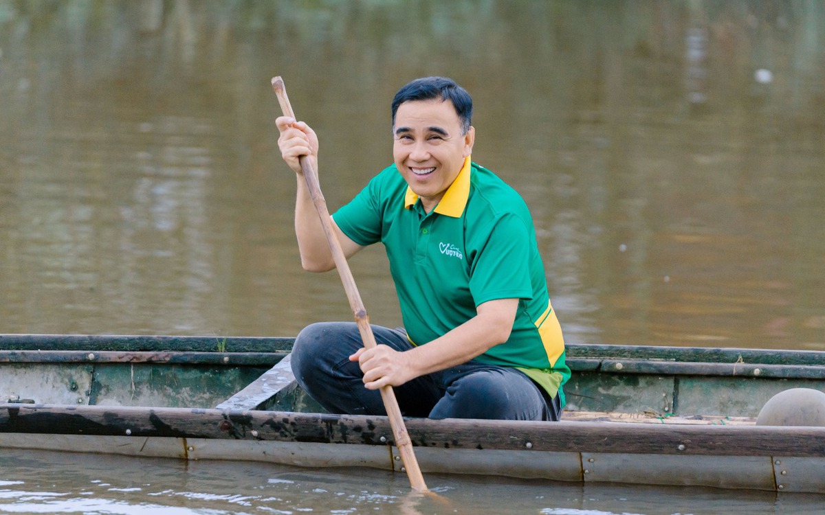 Quyền Linh cùng vượt khó với cậu học sinh 10 năm nuôi mẹ bệnh tật ở Huế