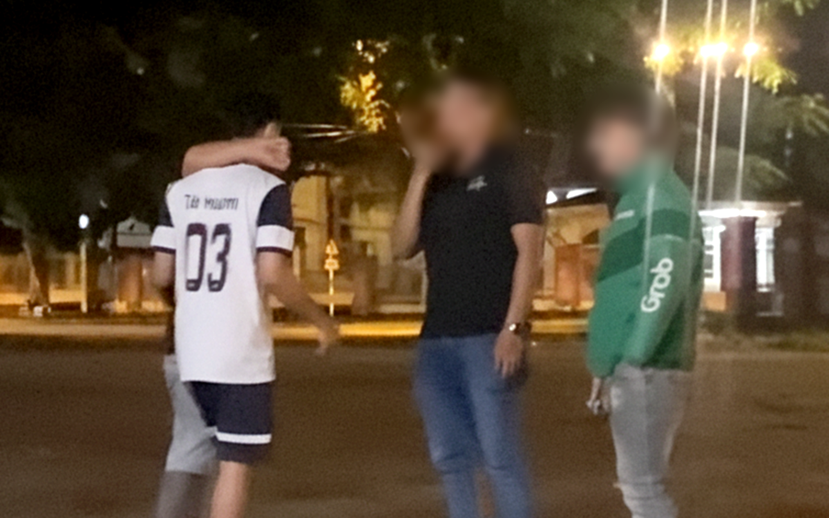 Công an mời người đánh và bắt một thanh niên quỳ giữa đường làm việc